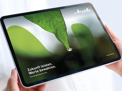 zwei Hände halten ein Tablet, auf dem Bildschirm ist der Klüh Nachhaltigkeitsbericht 2024 zu sehen