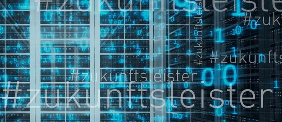 Ein Bild von einem Serverraum und auf Bild sind viele blaue coderierungen drauf und die Schriftzüge: #zukunftsleister