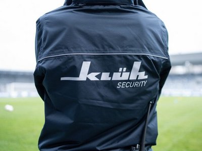 Bild zeigt einen Sicherheitskraft von Klüh von hinten.