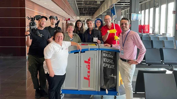 Ein Gruppenbild vom Videosdreh von Galileo für den Beitrag zu Klüh