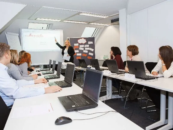 Bild von Menschen während einer Fortbildung im Büro 