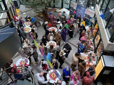 Menschen in Karnevalsverkleidung in einem Atrium