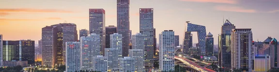 Ein Bild von der Skyline einer Stadt mit Hochhäusern bei Dämmerung