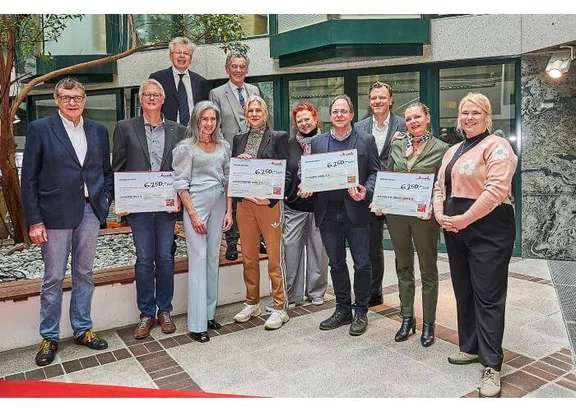 Gruppenbild mit den Spendenempfängern von der "Wir für Düsseldorf" Initiative und Herr Frank und Herr Theobald