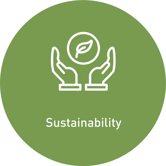 grünes kreisrundes Logo mit dem Wort "Sustainbility" und zwei Händen die ein Baumblatt fangen