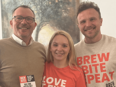 Ein Gruppenbild von drei lächelnden Personen