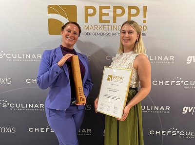 Zwei lächelnde Frauen beim PEPP! Marketing Award halten gewonnen Preis