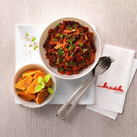 Klüh Catering Tellergericht: Chili Con Buchweizen mit gebackenen Süßkartofflen