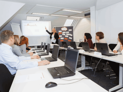 Menschen während einer Fortbildung im Büro 