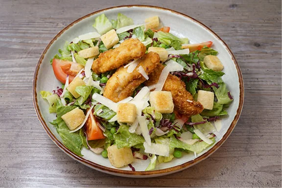 Tellergericht zur Aktion "International, Abwechslungsreich und einfach Lecker" : Caesar Salat mit Bittersalaten, in Panko-Mehl gebackenem Hühnchen und Croutons