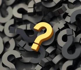 Eine Illustration von vielen schwarzen aufeinander liegenden Fragenzeichen und ein goldenes Fragenzeichen mittig drauf