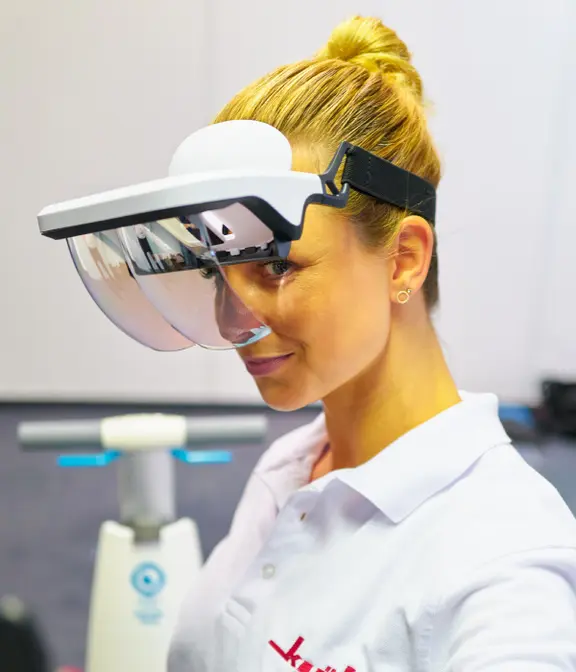 Eine Klüh Reinigungskraft hat eine Virtual Reality Brille auf, die sie zur Reinigung nutzt.