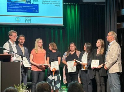 Gruppenbild auf einer Bühne bei der verleihung des Comenius-EduMedia-Siegel der RASW