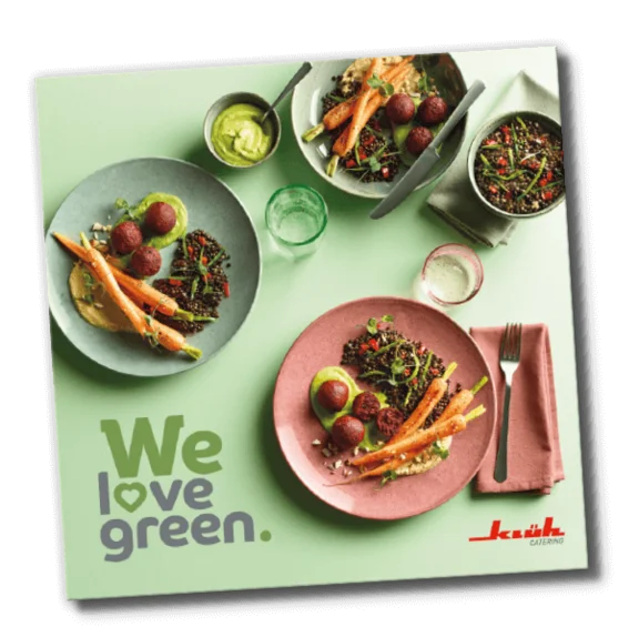 Ein Bild von einem Cover von Klüh Catering mit dem Titel We Love green. Auf dem Cover sind vier Tellergerichte auf einem grünen Tisch mit Wassergläsern und Besteck