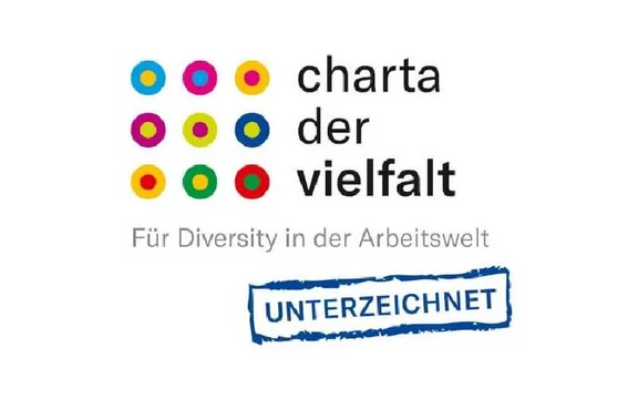 Logo: charta der vielfalt mit der unterschrift "Für Diversity in der Arbeitswelt" und "unterzeichnet"
