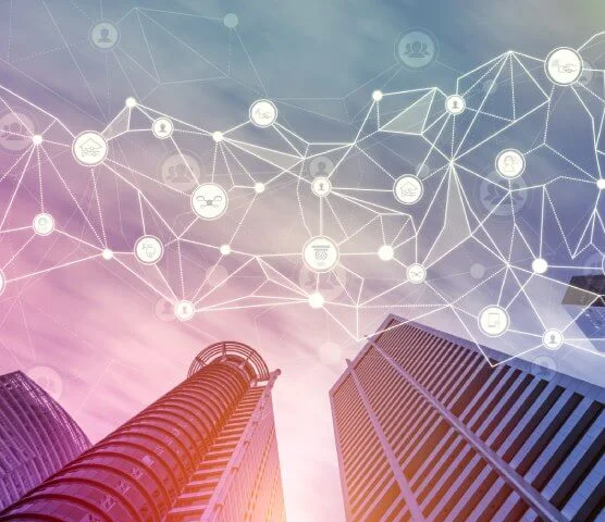  Ein Bild das Hochhäuser zeigt mit blick richtung Himmel und vielen kleinen Icons auf dem Bild