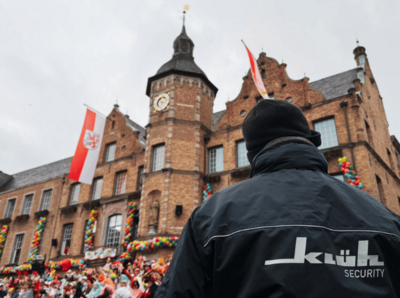Rücken eines Security-Mitarbeiters vor Düsseldorfer Rathaus am Rosenmontagszug