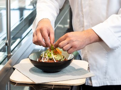 Koch der ein Tellergericht garniert