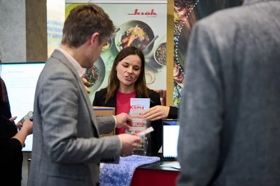 Klimamobil Infostand wird besucht von Menschen