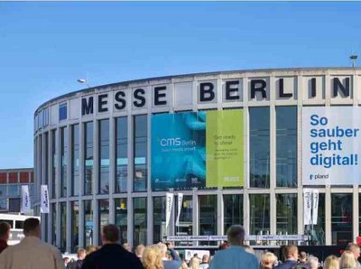 Blick auf die Messehalle, in der die CMS Berlin stattfand