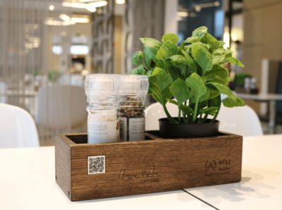 Tisch Organizer aus mit Gewürzen und Servietten