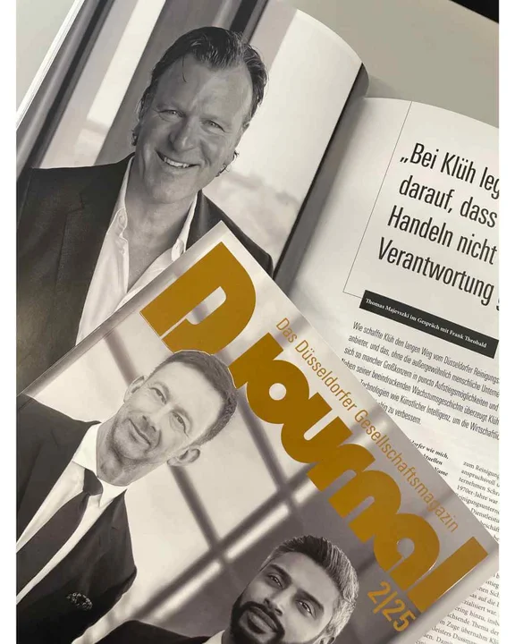 Das Bild zeigt den Klüh-CEO Frank Theobald und einen Ausschnitt der Titelseite vom DJournal