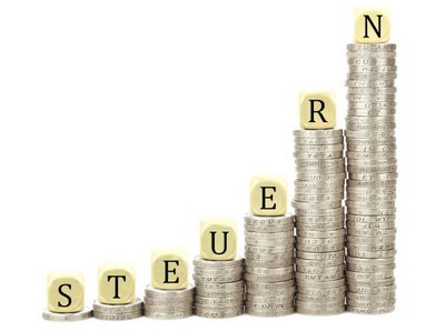 ein Bild von mehreren aufeinander gestapelten 2 Euro Münzen die von links nach rechts höher werden und auf jeden Stapel ist ein Würfel mit einem Buchstaben drauf und zusammen ergeben diese das Wort "Steuern"
