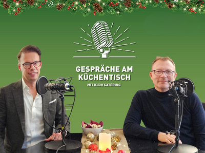 Catering Geschäftsführer Olschar (links) und Greth (rechts) sitzen an einem Tisch mit Mikrofonen