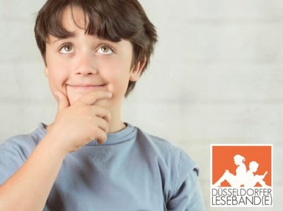 kleines Kind hat seine Hand an seinem Kinn und guckt nachdenklich und glücklich und das Logo von "Düsseldorfer Leseband(e)