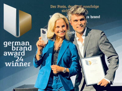 ein Bild von Sarah Latton Leiterin der Marketingabteilung und Julian Kerkhoff Pressesprecher von Klüh Multiservices bei der Preisverleihung des German Brand Awards 2024