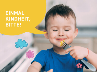 Kind mit blauen T-Shirt isst mit einer Gabel