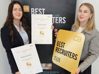 [Translate to Englisch:] Personalleiterin Viktoria Kaiser mit Employer Branding Managerin Katrin Albrecht halten den Preis hoch