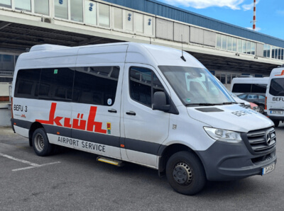 Klüh Airport Service Personentransporter auf einem Parkplatz