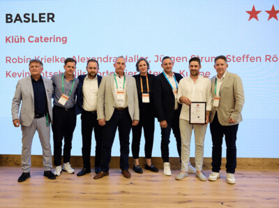 [Translate to Englisch:] Ein Gruppenbild von Klüh Catering bei der Preisverleihung des Kantinentest der Organisation Food & Health