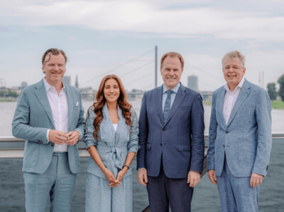 [Translate to Englisch:] Gruppenbild von links nach rechts: CEO Frank Theobald, Ahlem Sehili-Klüh, Oberbürgermeister von Düsseldorf Dr. Stephan Keller, CFO Christian Frank