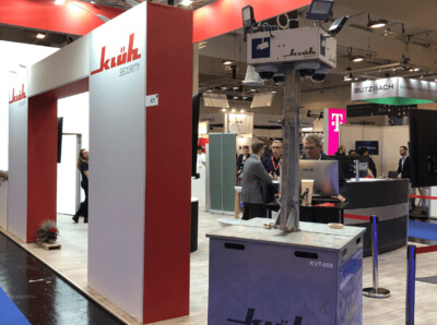 Ein Bild von einem Klüh Security Messe Stand mit Besuchern